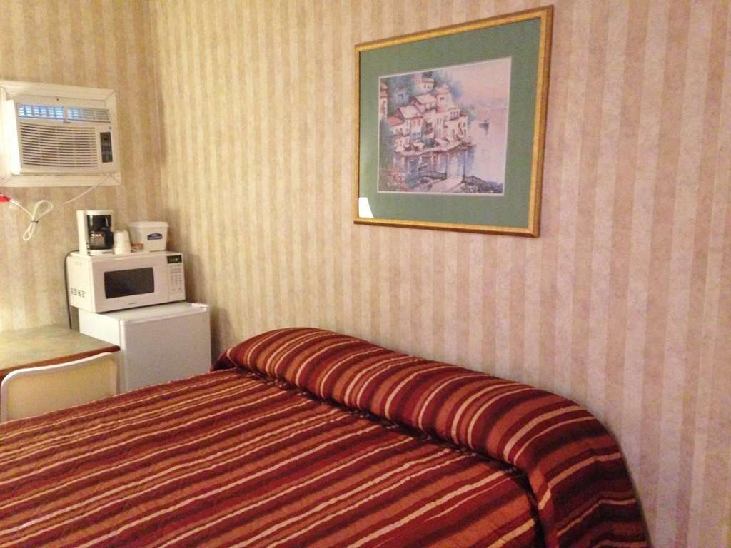 Canadas Best Value Inn Chinook Station Calgary Room photo