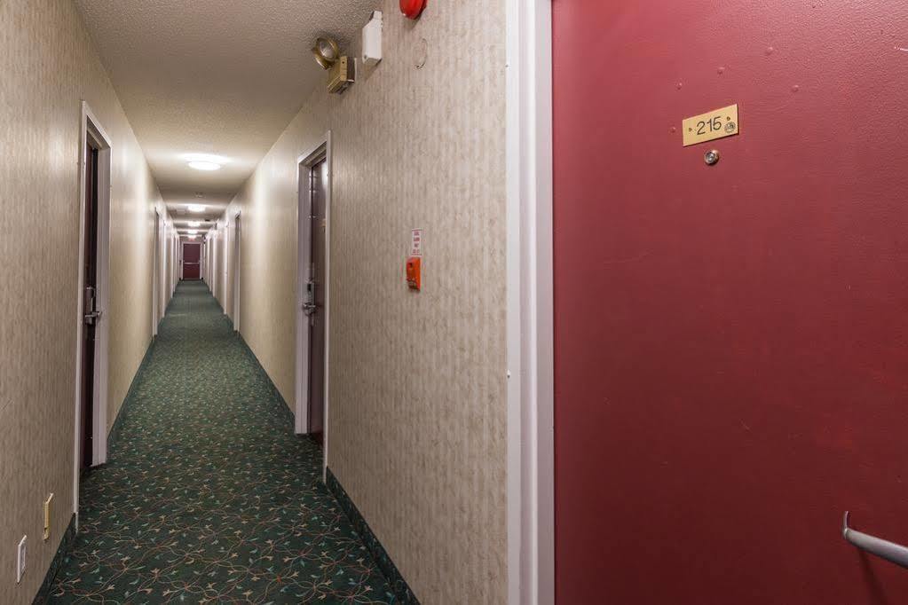 Canadas Best Value Inn Chinook Station Calgary Exterior photo